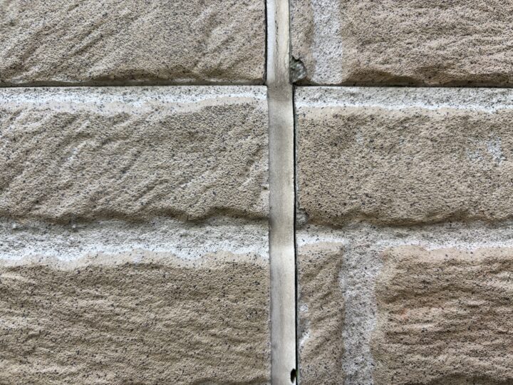 春になると急に気になる！茅ヶ崎・藤沢の外壁「黒ずみ・汚れ」の正体とは…