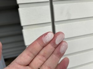 外壁を触ったら白い粉がついた… それ、「チョーキング」かもしれません。